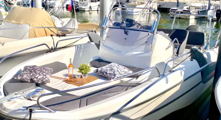 Rent Beneteau Flyer 6.6 Motorboat in Monaco – Bareboat Charter