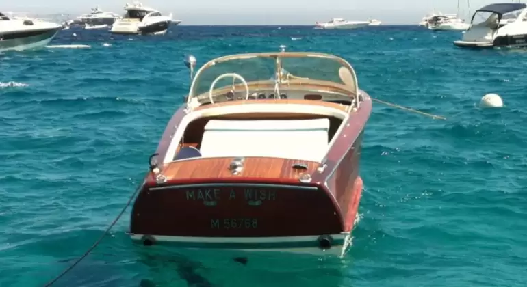 Rent Riva Super Florida in Monaco – Classic 1961 Motorboat with Captain