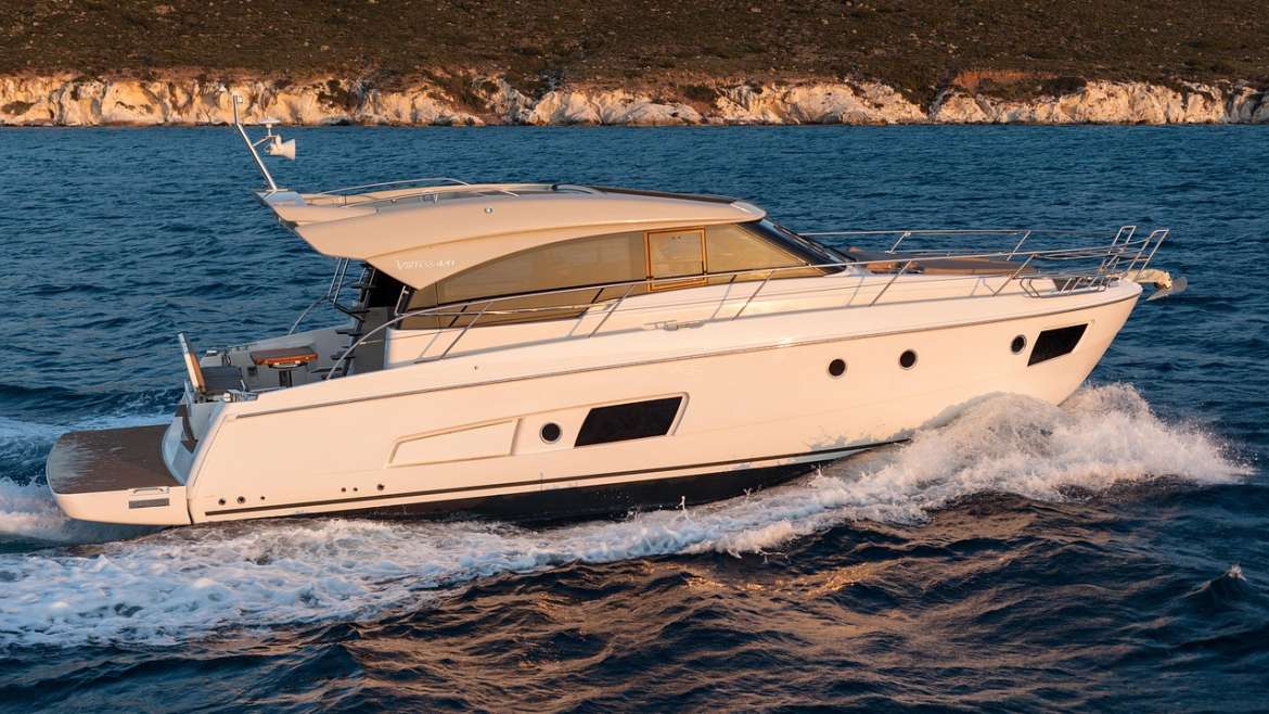 Summer vs Winter Yacht Cruises: Pros, Cons & Destinations